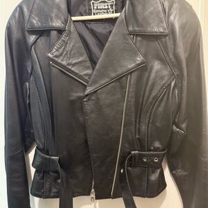 Vintage Women's Black bikerLeather Jacket w/ shoulder pads
